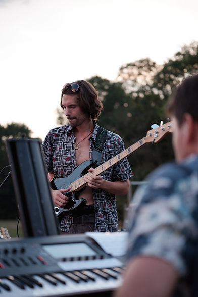 Manuel Dauner beim Live-Konzert am E-Bass