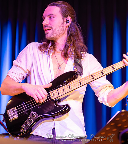 Manuel Dauner beim Live-Konzert am E-Bass