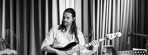 Manuel Dauner beim Live-Konzert am E-Bass