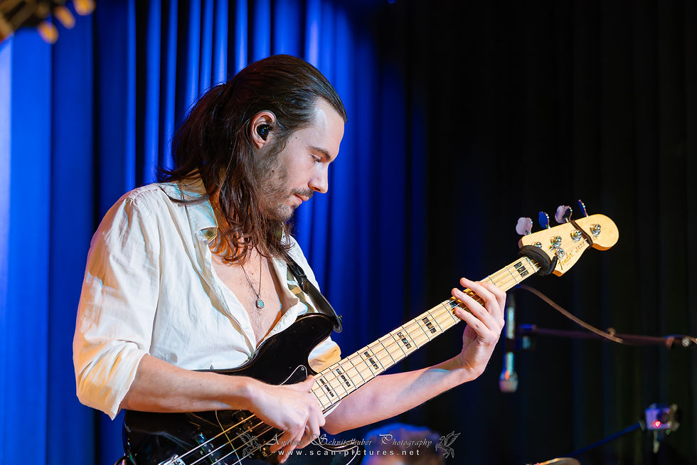 Manuel Dauner beim Live-Konzert am E-Bass