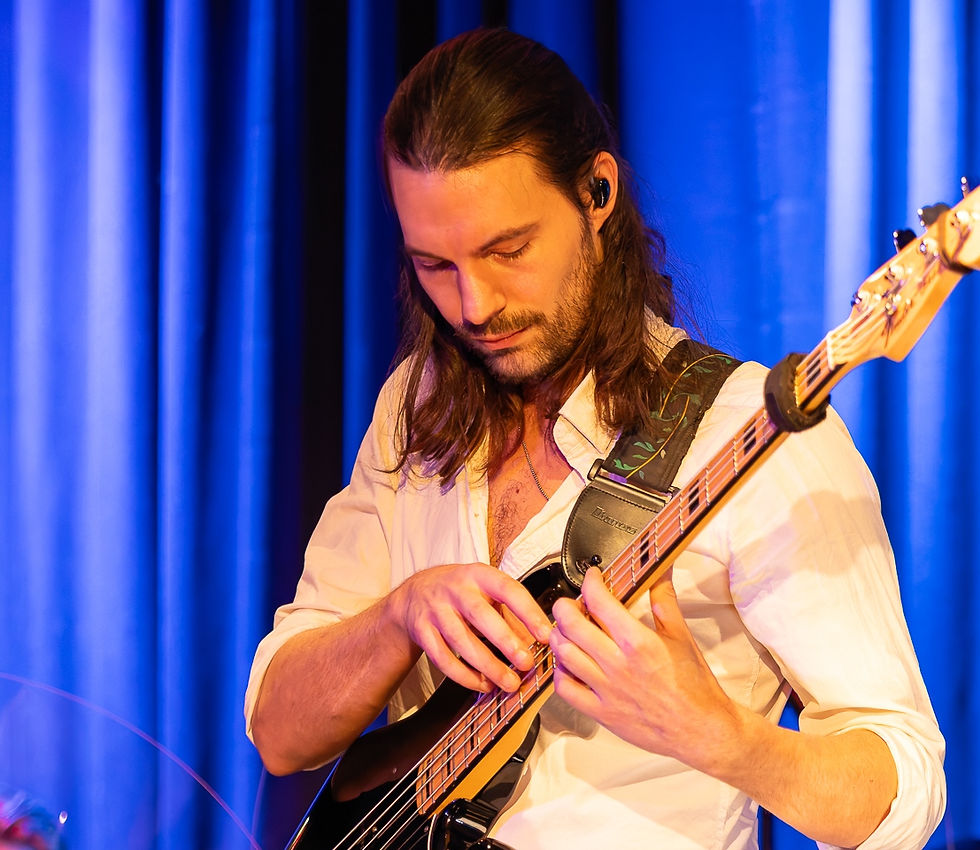 Manuel Dauner beim Live-Konzert am E-Bass