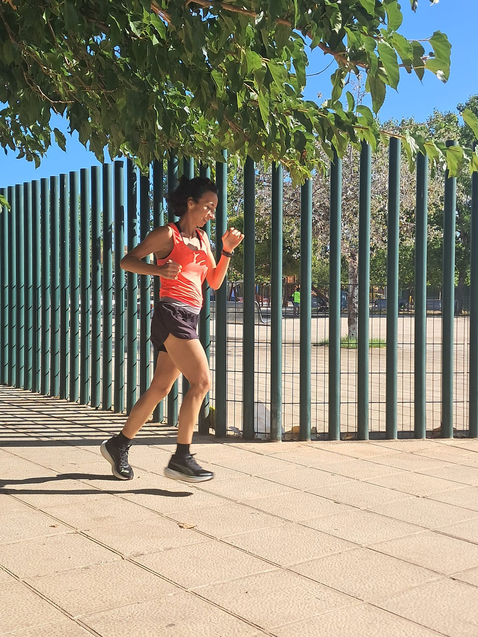 Yo corriendo alrededor del parque en el que juegan mis hijos.