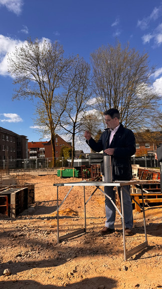 Der Bürgermeister von Grefrath befüllt die Zeitkapsel