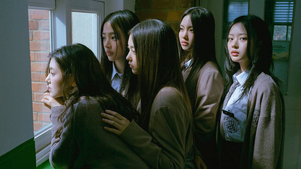 Grupo de K-pop NewJeans, em foto promocional do single "Ditto". As cinco integrantes estão com uniformes escolares.