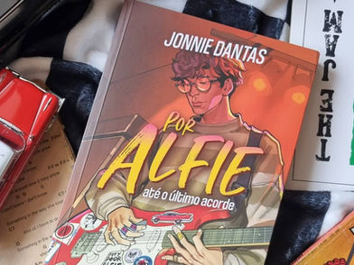 Quando o K-pop inspira as palavras: escritores brasileiros lançam livros baseados nos idols favoritos