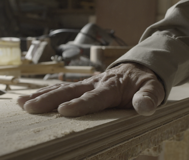 mano sobre madera