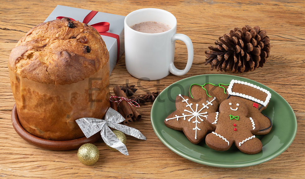 Panetone de frutas cristalizadas com biscoitos de Natal.