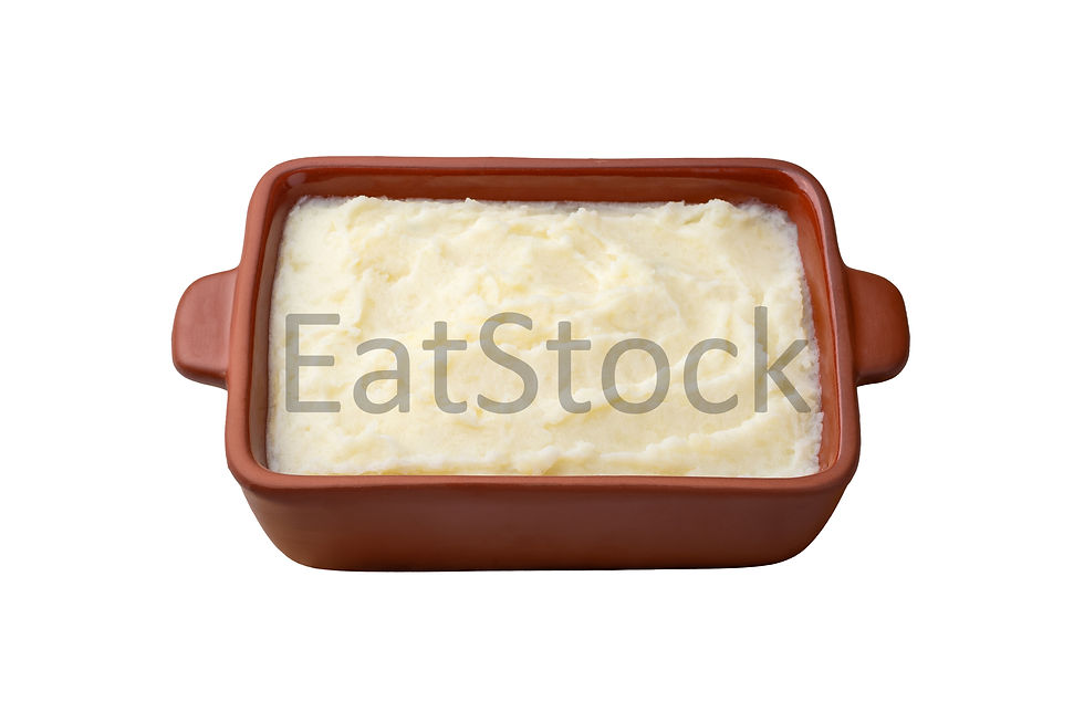 Porção de purê de batatas isolada em fundo branco.