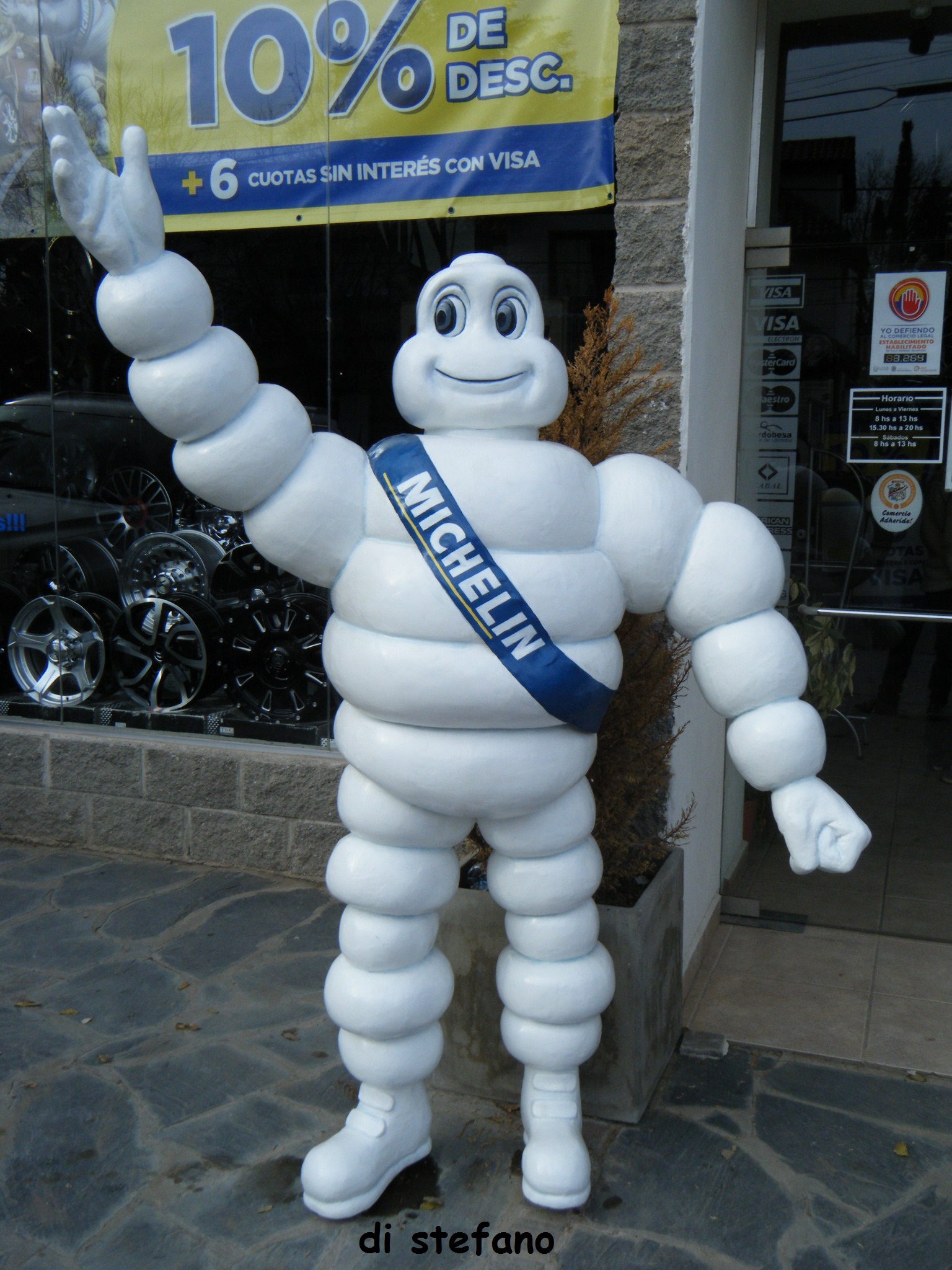 Bibendum el logo de Michelin resina