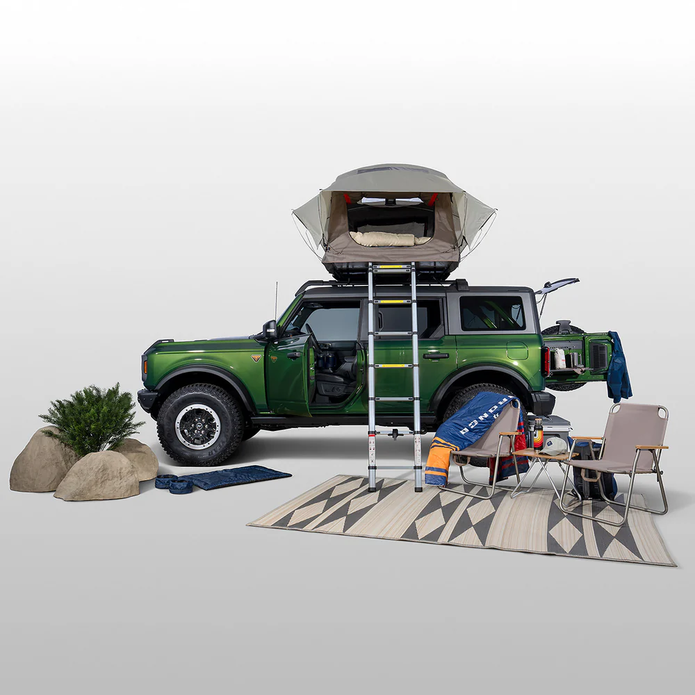 Vehicle accessories selected and standardized for scale.