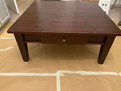 Brauner Couchtisch mit Gebrauchsspuren