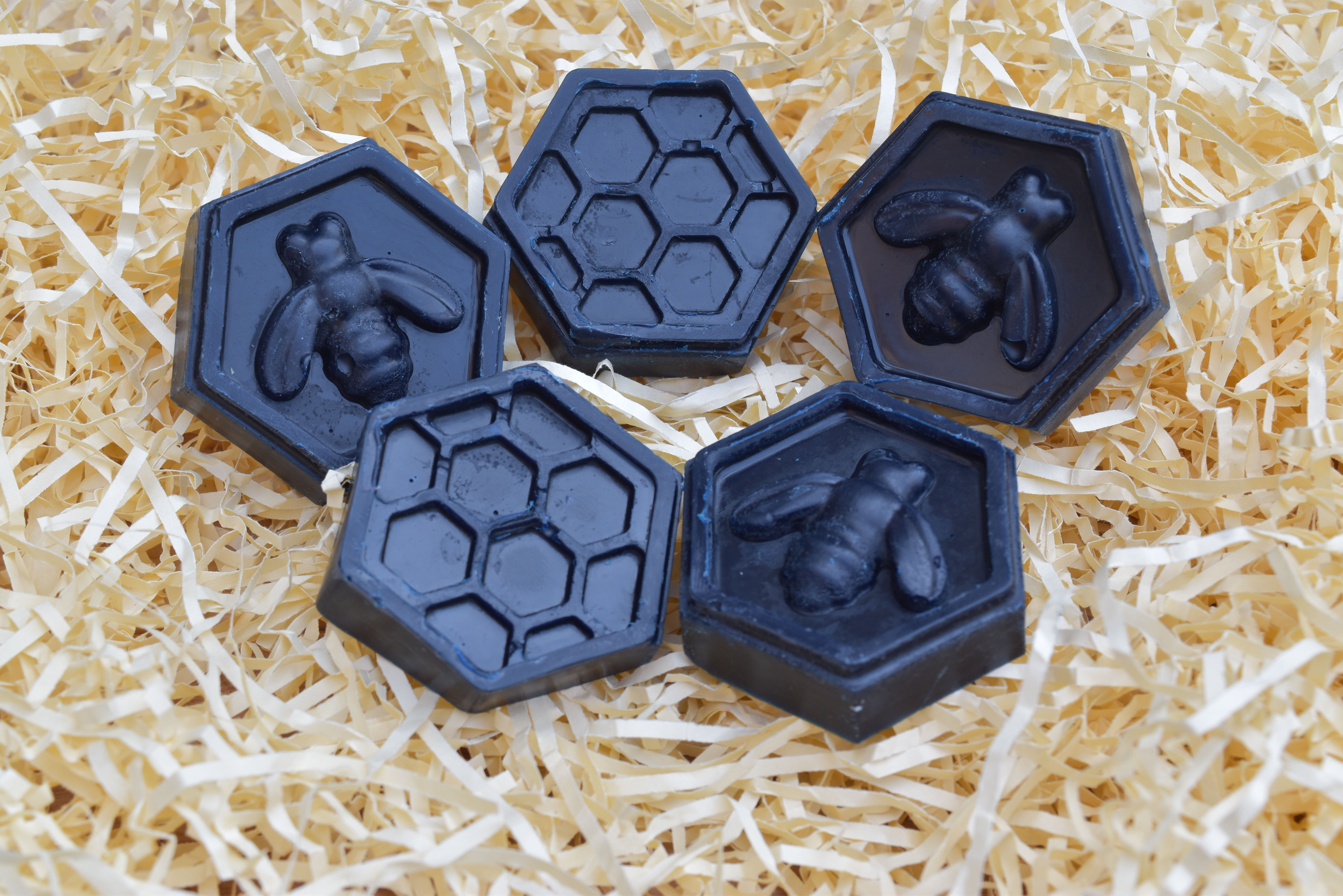 Honeycomb shaped melts in organza bag - blue colour - 5 pieces