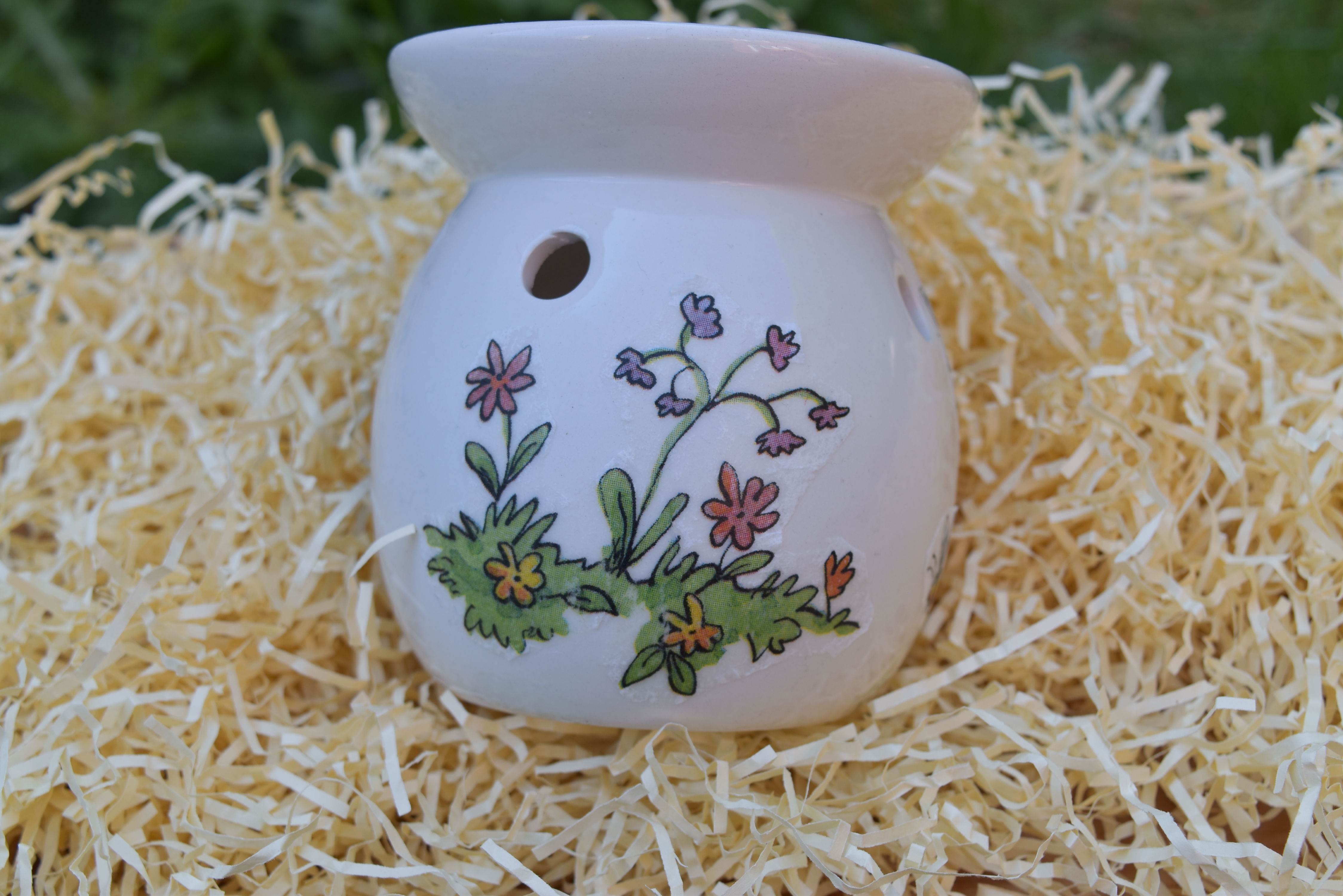 Hand decorated wax melt burner / tealight holder - Flowers and bees