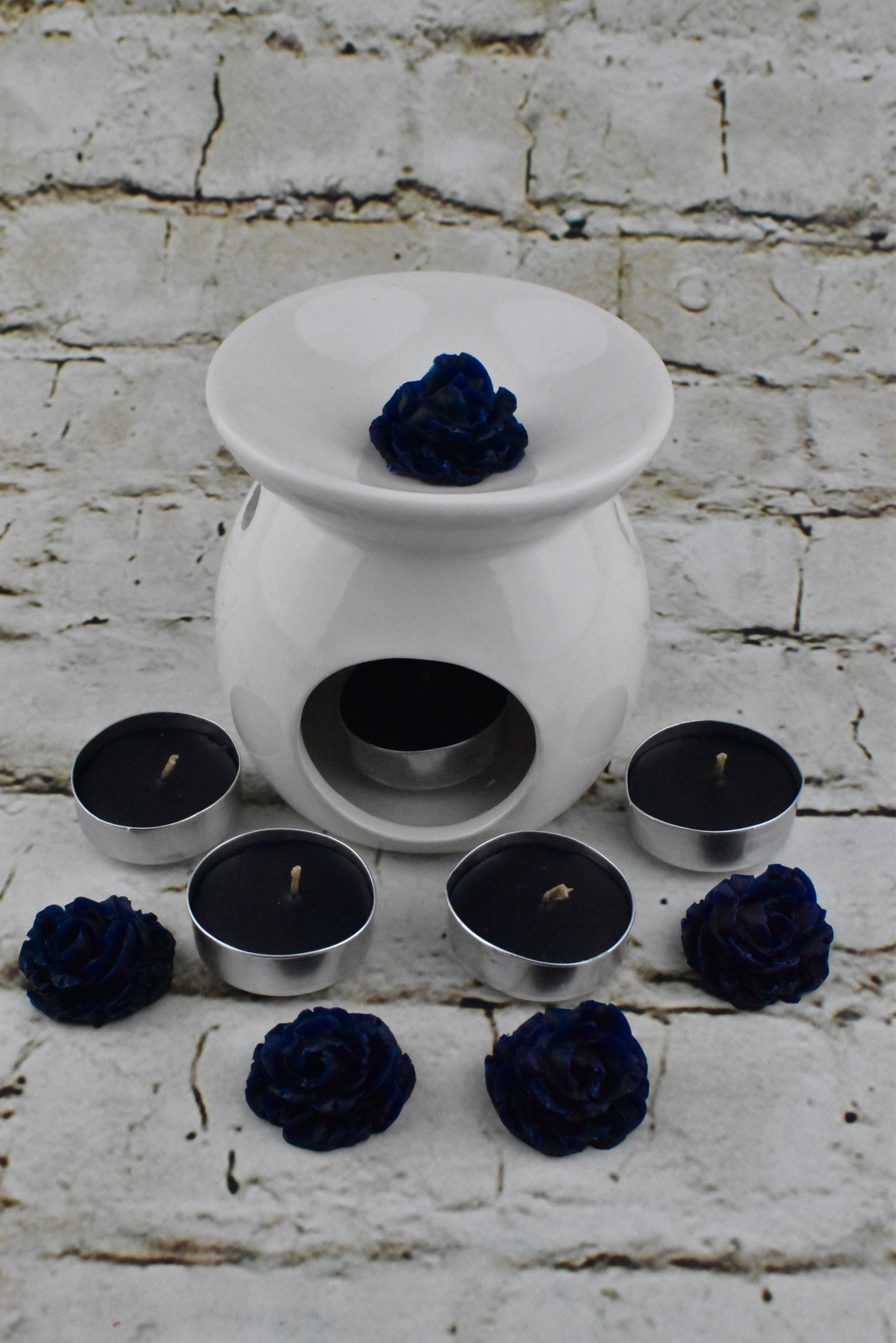 Tealight holder with tealights and melts - blue color