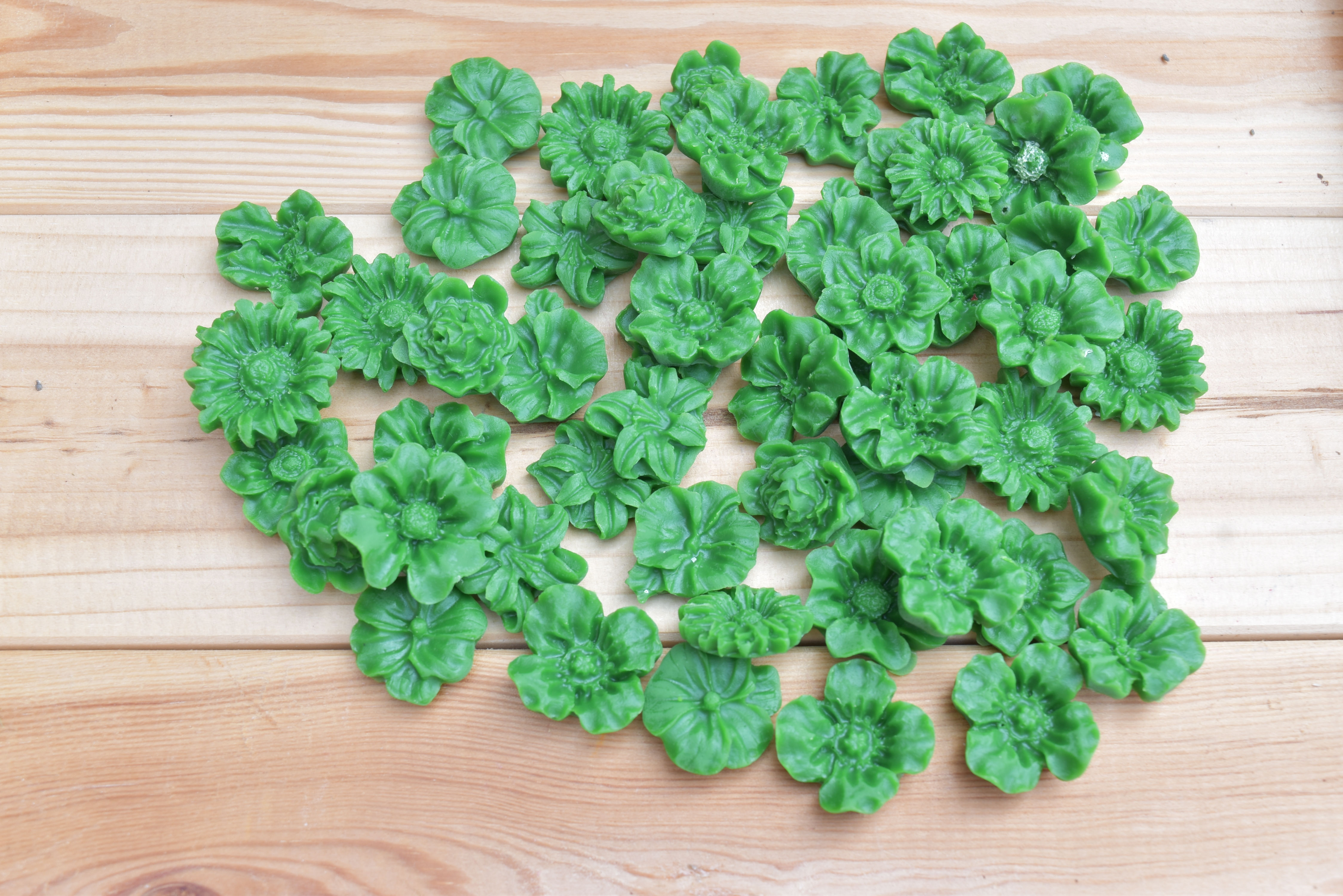 Selection of flowers melts in organza bag - green colour - 55 pieces