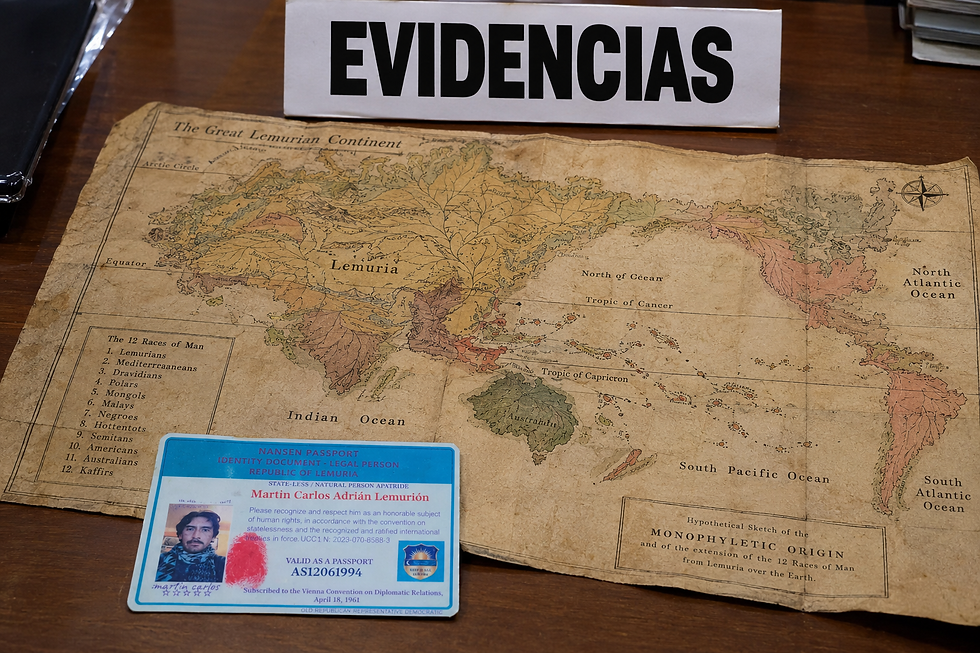 Pertenencias incautadas por carabineros del diplomático lemuriano.