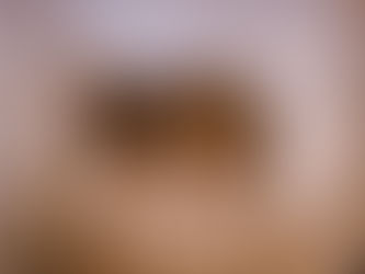 Uwe liegt im flauschigen Sessel und schläft