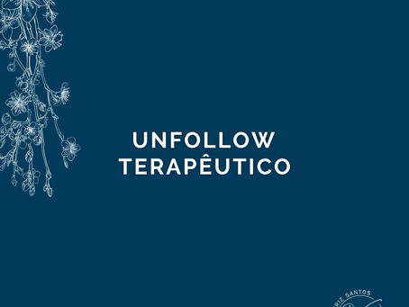 imagem azul com flores no canto superior esquerdo e uma frase no meio em branco "unfollow terapêutico"