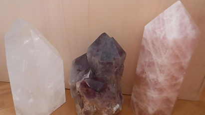 Spitzen von Bergkristall, Amethyst und Rosenquarz