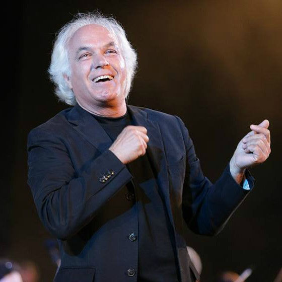 Paolo Lepore, musicista talentuoso e uomo di grande passione, che manifesta entusiasmo ed energia nelle cose che fa. Nativo di Bari, non ha mai veramente lasciato la sua città d’origine.