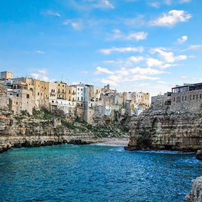 Polignano, lo splendido Borgo pugliese a picco sul limpidissimo mar Adriatico