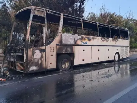 Επεισόδια με μολότοφ στη Γεωπονική: Κάηκαν δύο τουριστικά λεωφορεία
