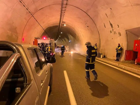 Τροχαίο μεταξύ φορτηγού και επιβατικού στη σήραγγα 10 της Εγνατίας