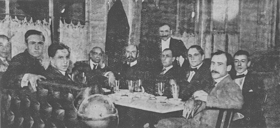 Newspaper clipping image of a gathering of Spanish writers and artists at La Closerie des Liles in Paris, including Pío Baroja, Javier Bueno (Antonio Azpeitua), the Basque Larcumbe, painter José Moya del Pino, and Gypsy painter Fabián.