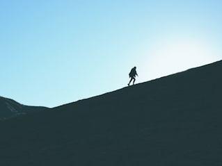 登山家はなぜ山で酒を控えるのか──高度と酔いの科学