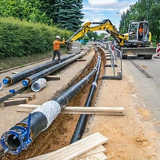 Pose de nouvelles canalisations par une équipe de travaux publics découpage en disque diamants