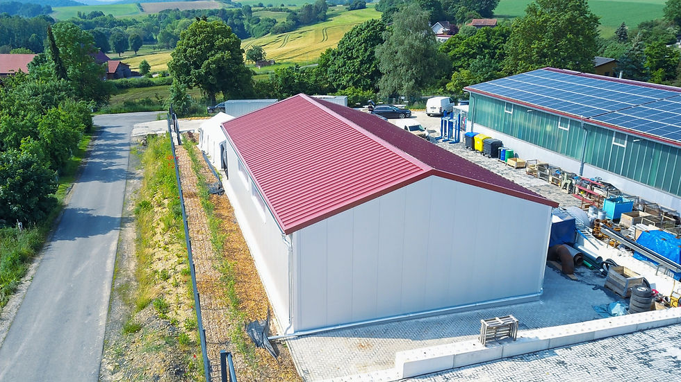 Réalisation d'un Bâtiment industriel par l'Entreprise bâtiment Ajm: hangar moderne, toit rouge