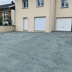 Maison neuve, allée gravillonnée, béton drainant