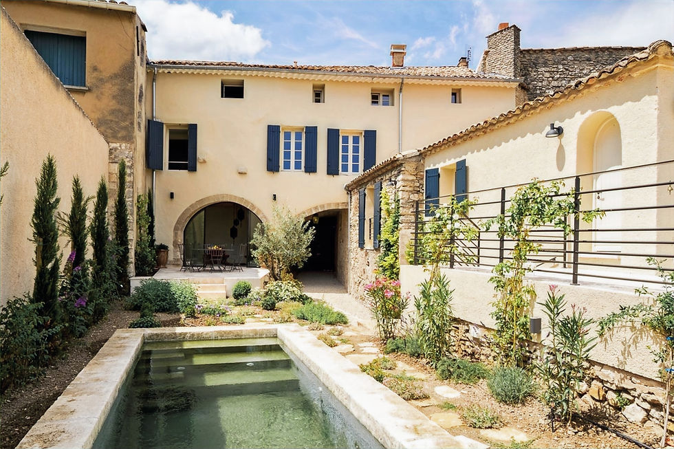 Maison rénovée par l'entreprise bâtiment, piscine et jardin