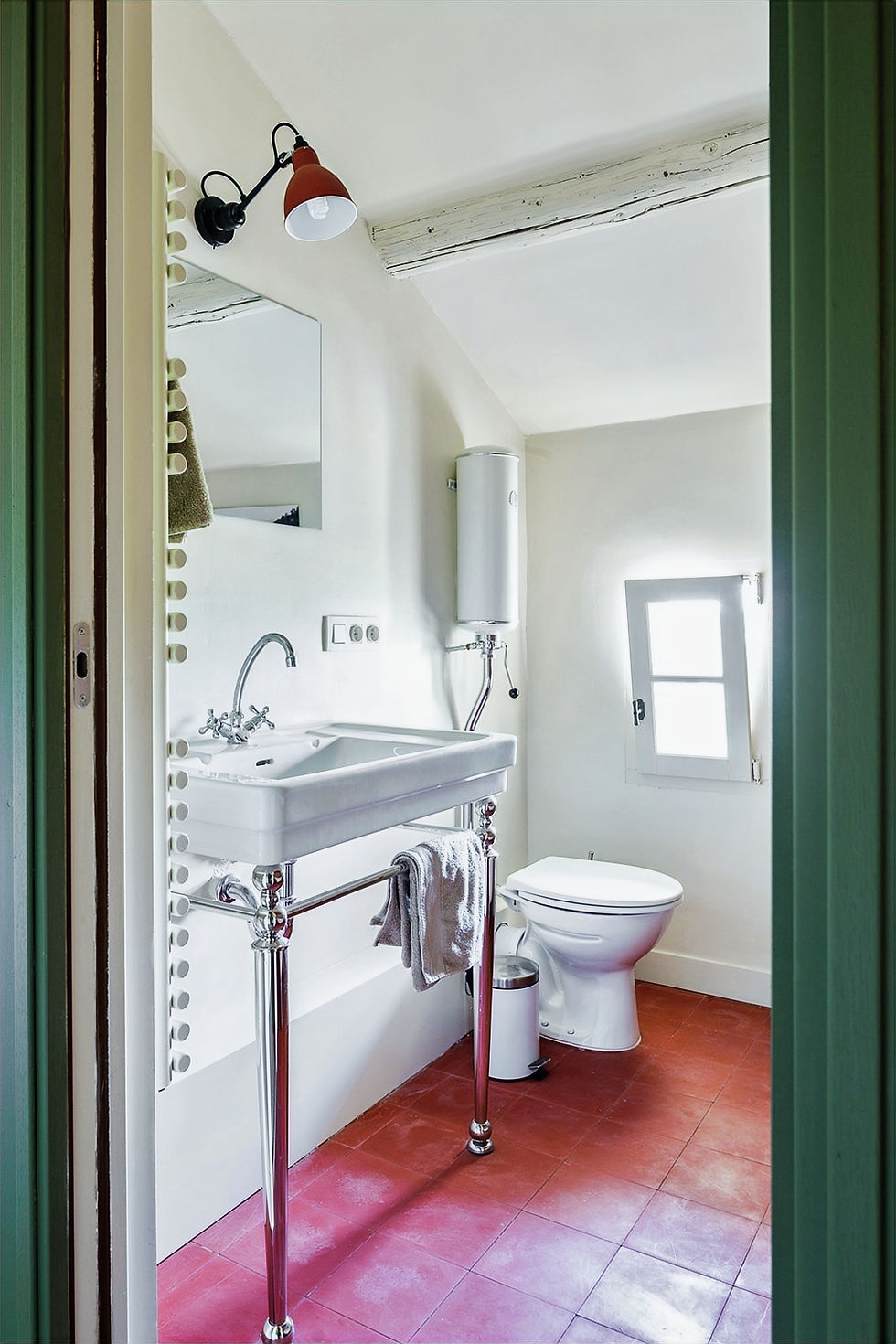Salle de bain rénovée par l'entreprise bâtiment, style rustique chic