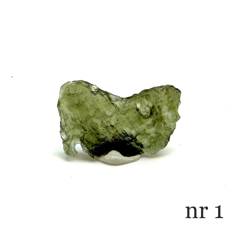 Ekte moldavitt stein med naturlig grønn tekstur mot lyset