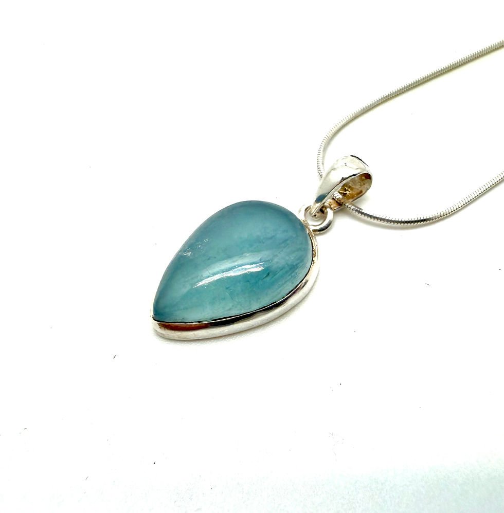 Nærbilde av lys blå akvamarin anheng i sølvfatning med høy kvalitet.jpg