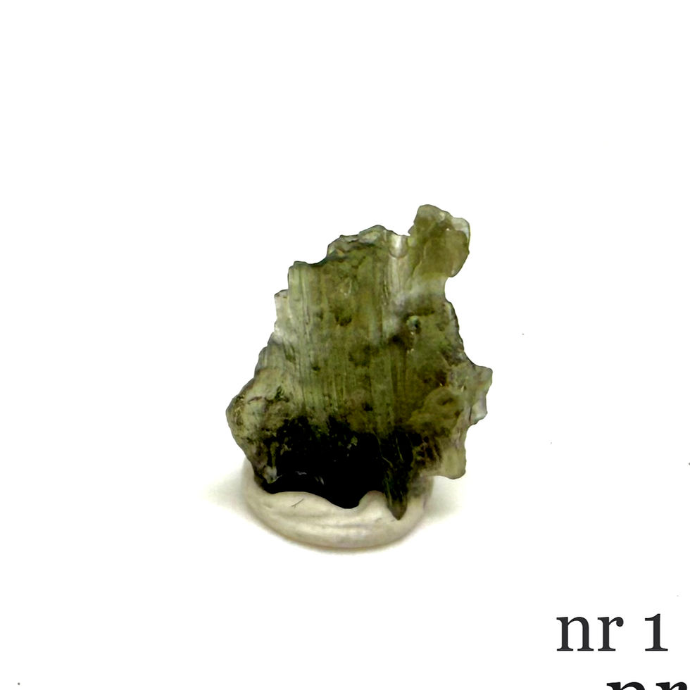 Ekte moldavitt stein med naturlig grønn tekstur mot lyset