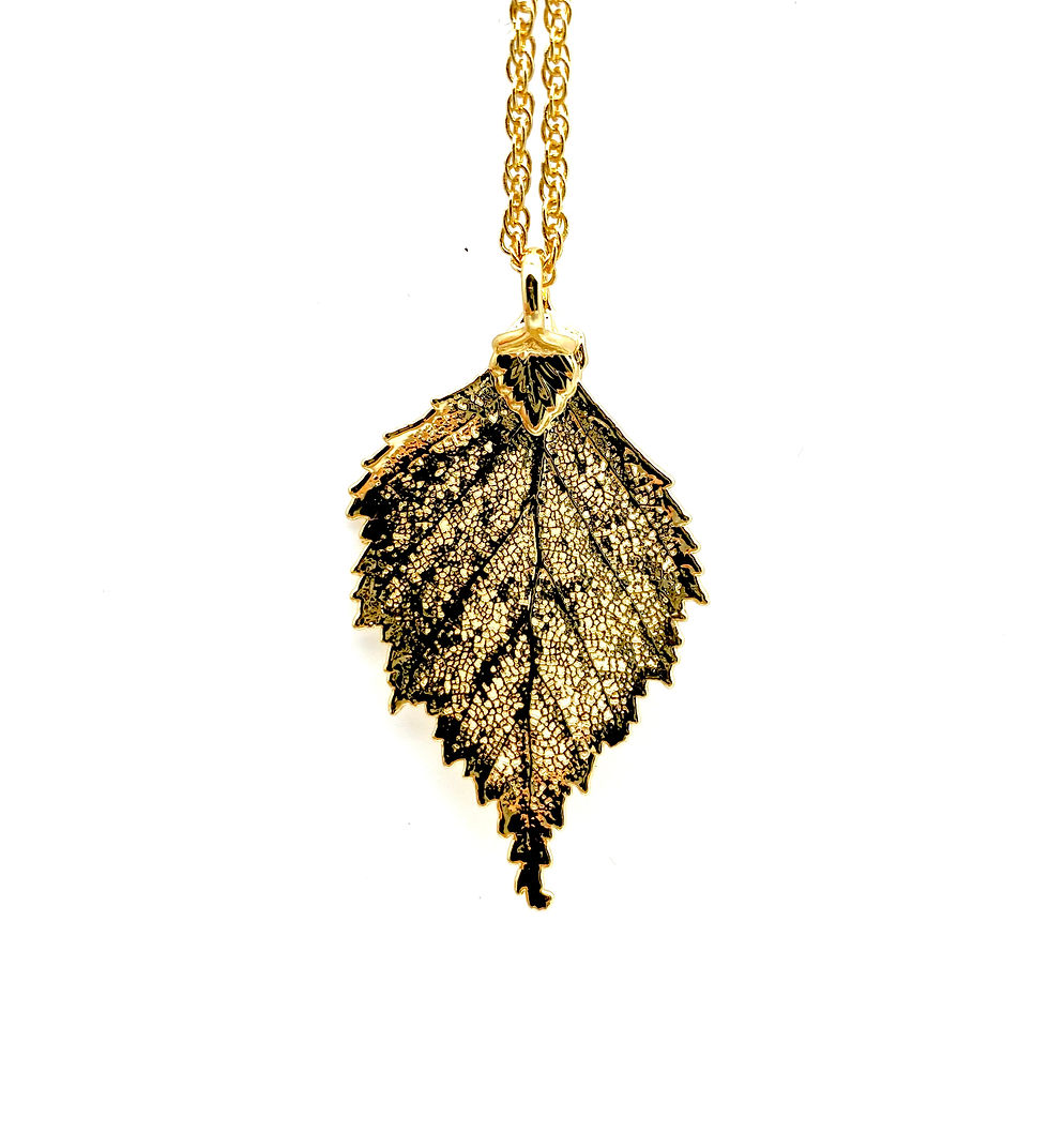 Thumbnail: Forgylt bjørkeblad smykke i 24 karat gull på hvit bakgrunn