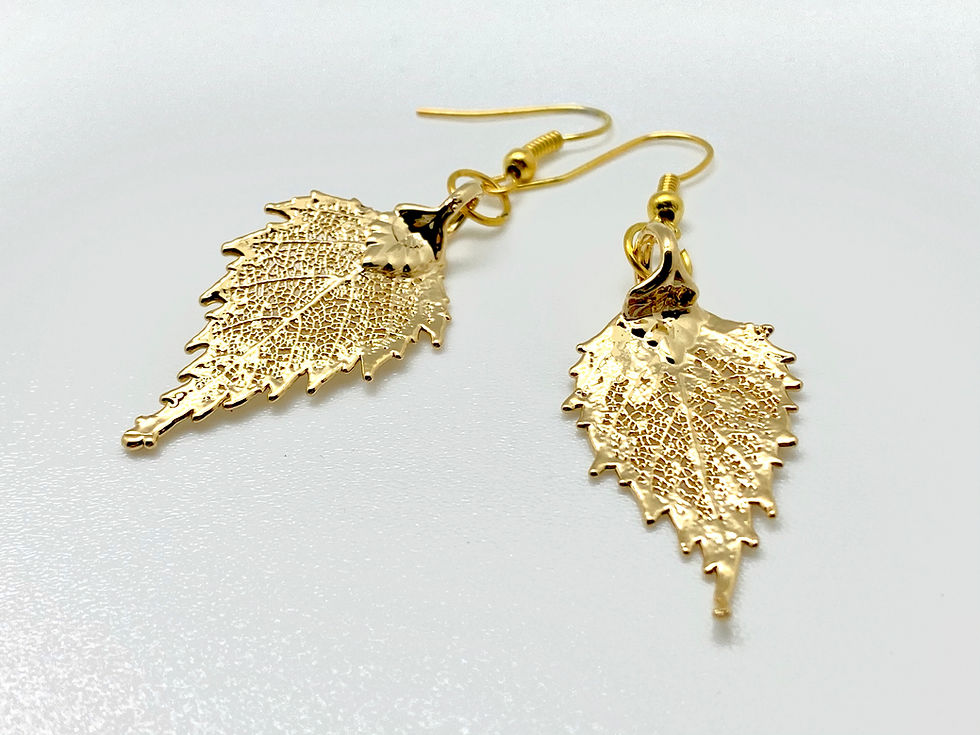 Thumbnail: Forgylt bjørkeblad smykke i 24 karat gull på hvit bakgrunn