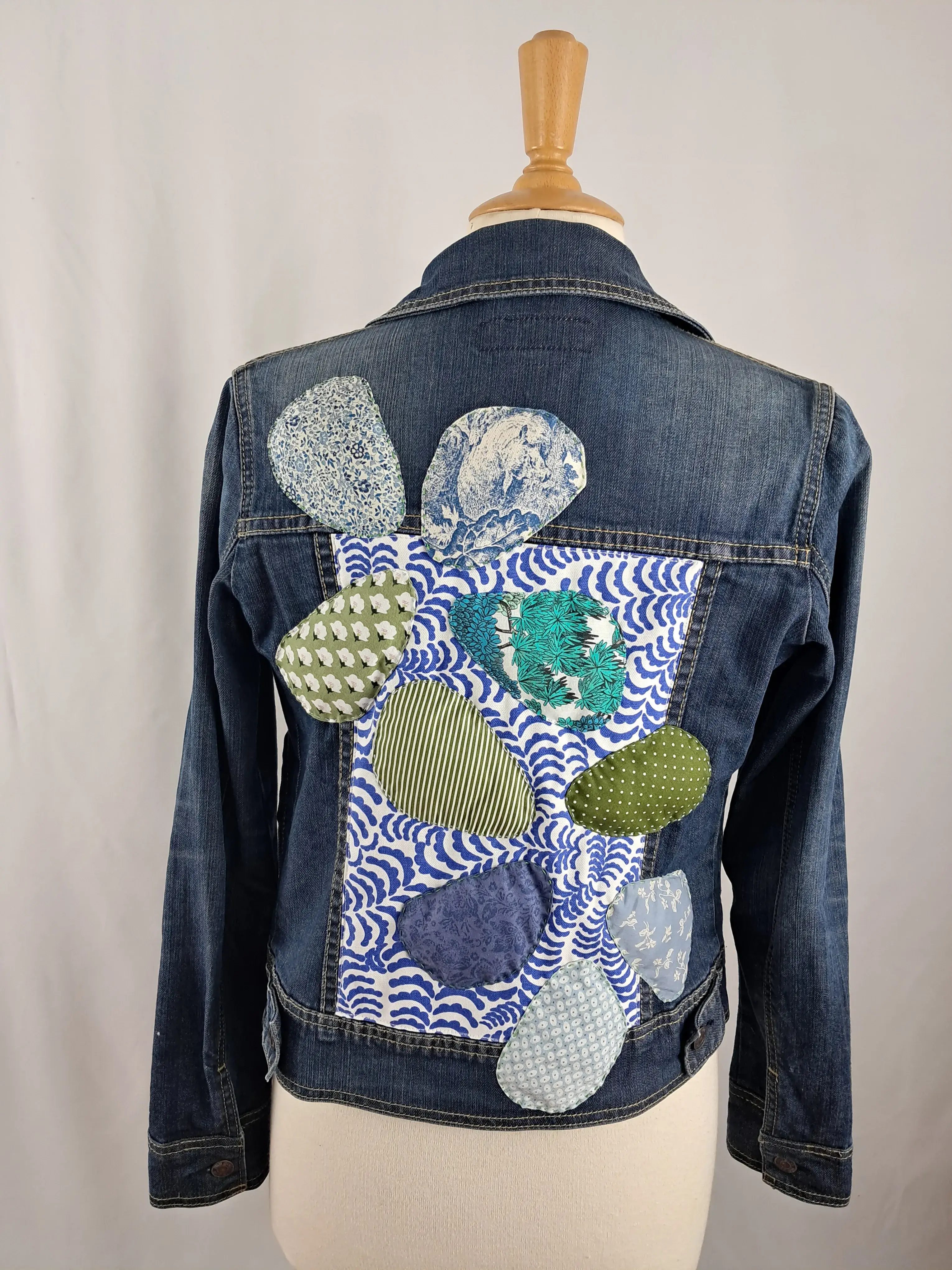 Veste aux galets bleus