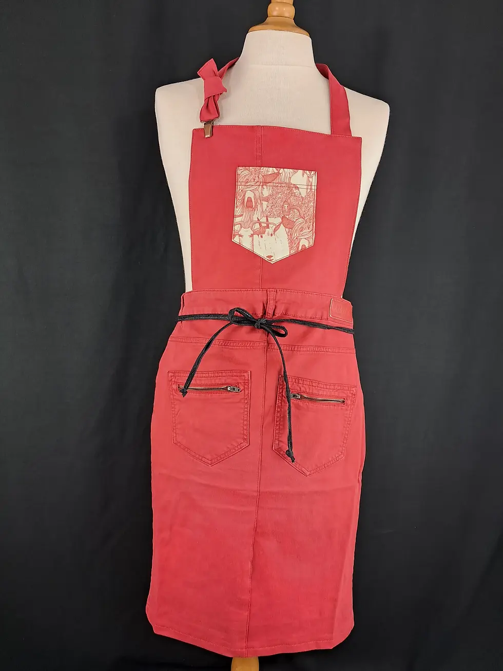 Tablier jean rouge aux chèvres