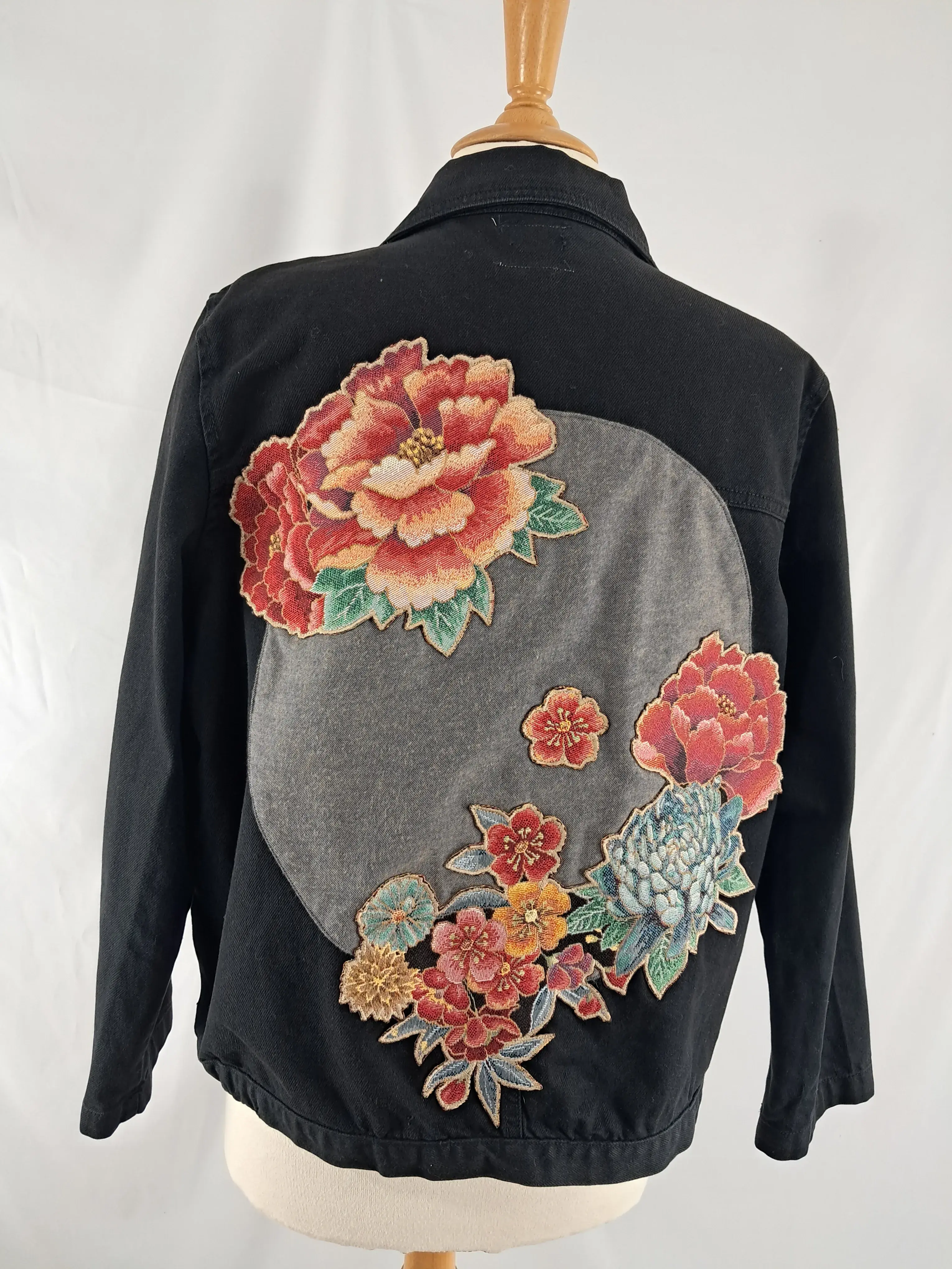 Veste noire aux pivoines