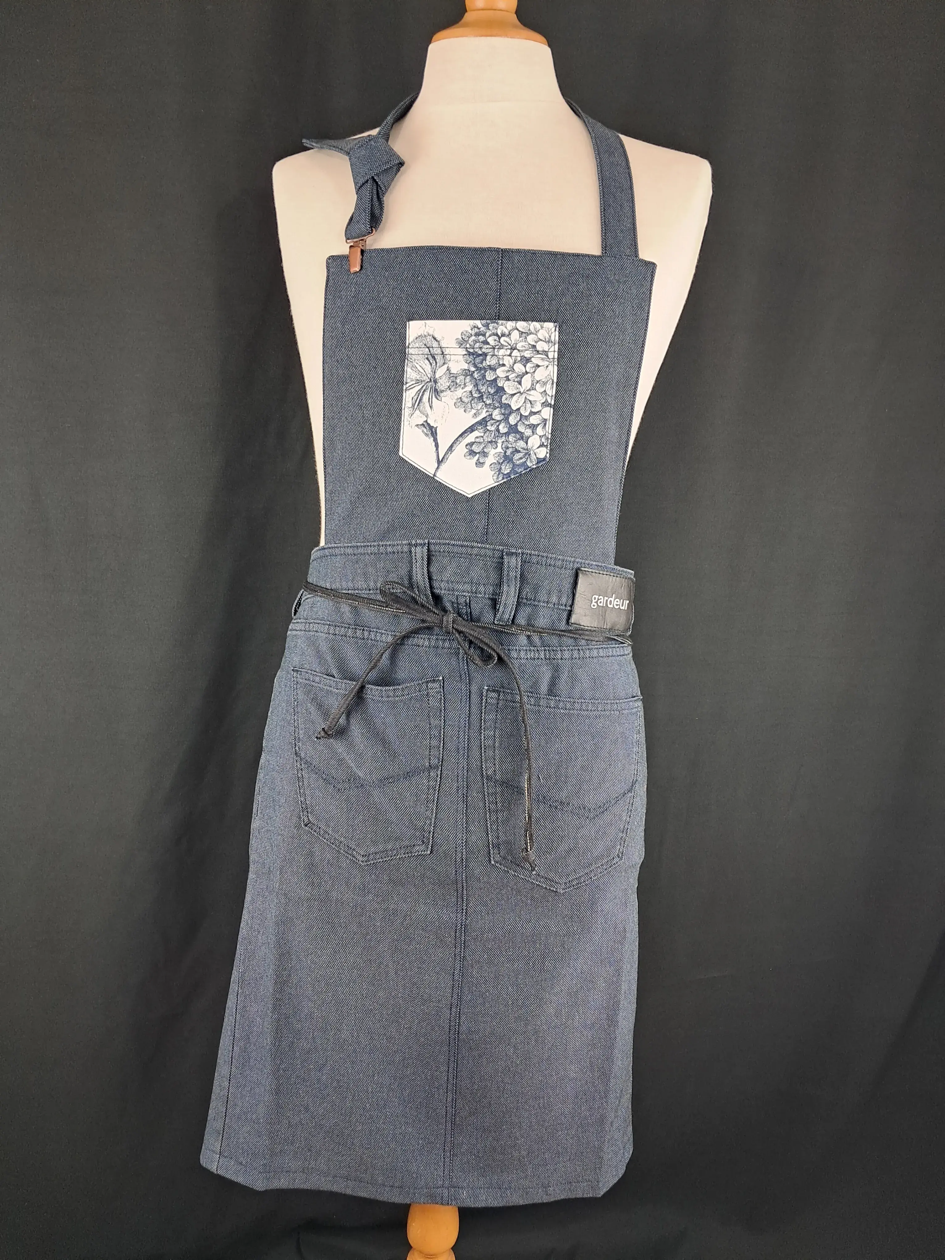 Tablier jean texturé bleu aux orthensias