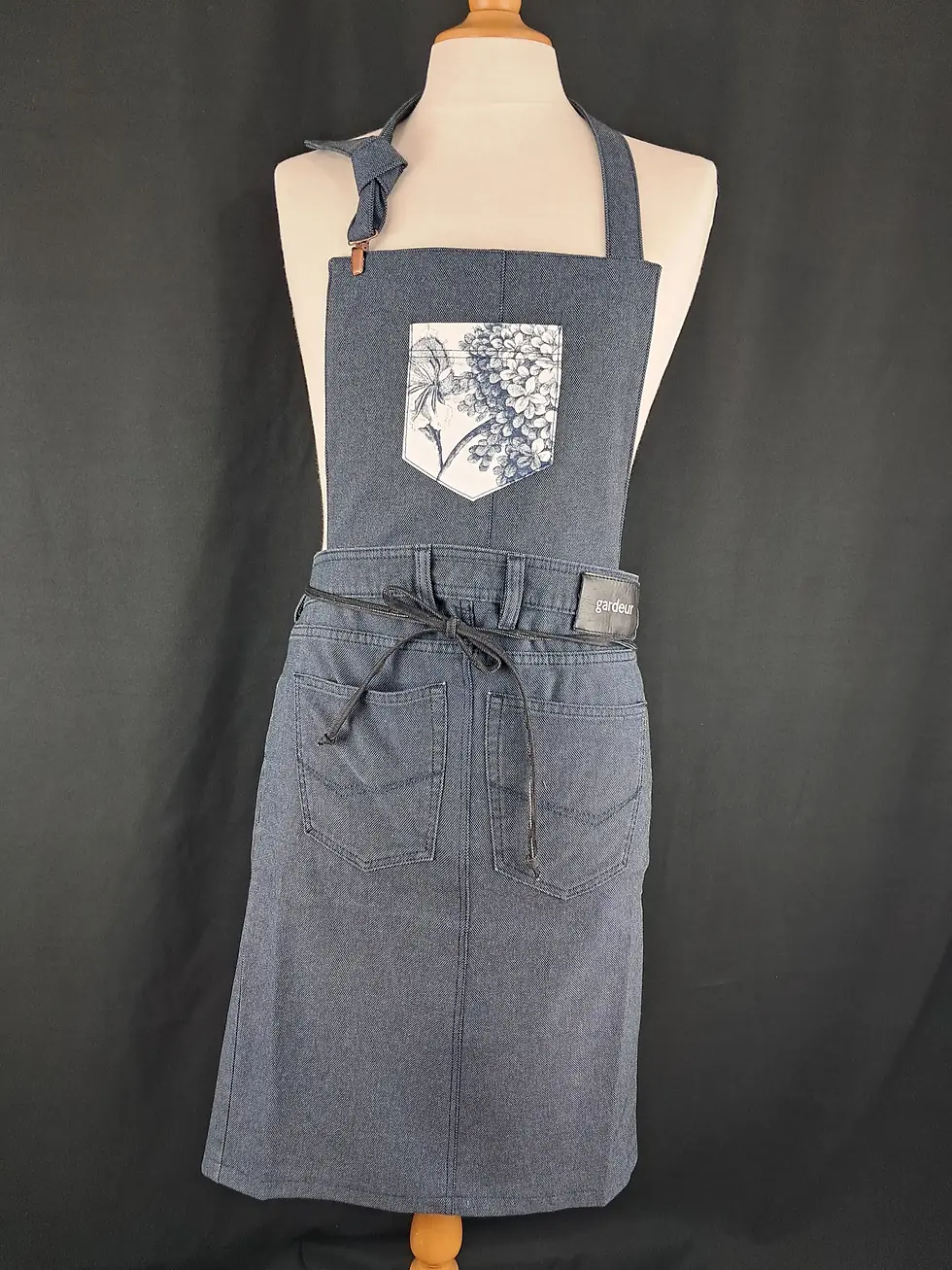 Tablier jean texturé bleu aux orthensias