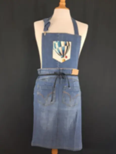 Tablier jean et montgolfière bleue