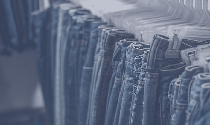portant à vêtement plein de jeans