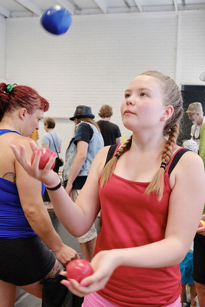 A girl throwing a juggling ball in Sysäys festivaali.
Picture is taken by Ville Kurki.