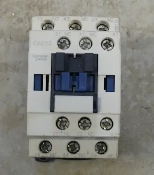 RELAI TELEMECANIQUE SCHNEIDER CAD 32 3 NO 2 NC 220V  