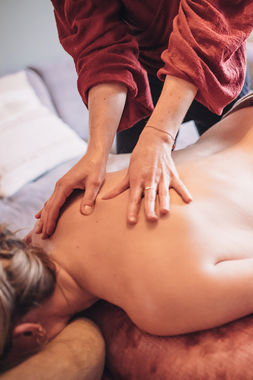 Mankind specialist Moederzacht massage in Sittard Sandy Pieters is er voor alle vrouwen tijdens en na zwangerschap met massage.  