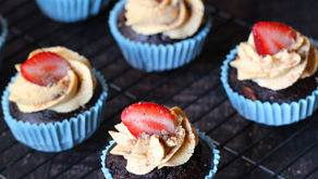 Choco Muffins con Frosting de Maní Tostado